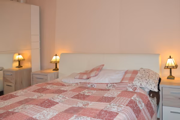Gyönyörűen felújított kertkapcsolatos társasházi lakás - Szoba - A hálószoba 13 m² nagyságú