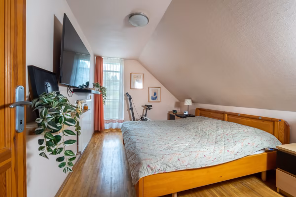 Lenyűgöző panoráma, különleges adottságok, nagyvonalú terek, mindez Csömör kedvelt utcájában - Emeleten lévő hálószoba külön gardróbhelyiséggel. - hálószobában nagyméretű franciaágy és praktikus bútorok kaptak helyet.