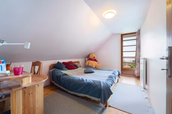 Lenyűgöző panoráma, különleges adottságok, nagyvonalú terek, mindez Csömör kedvelt utcájában - világos tetőtéri szoba, erkélykapcsolattal - A 9 m²-es szoba közvetlen erkélykapcsolattal rendelkezik. A 19 m²-es teraszról élvezhető panoráma az emeleti szobák egyik legvonzóbb adottsága.